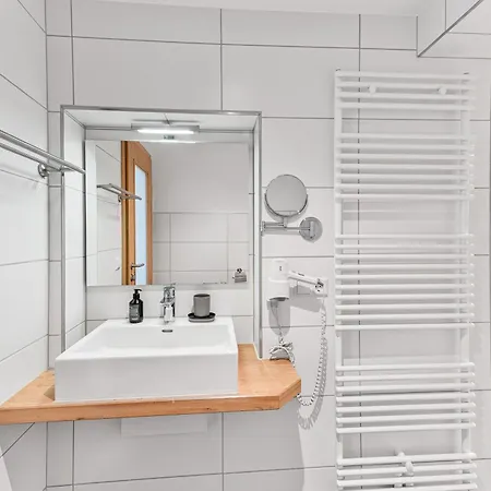 Hotel Schwarzer Adler - Self Check In Tiefenbronn